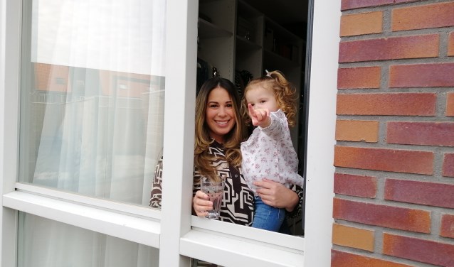 Bij gebrek aan een tuin of balkon stond Nathalie met haar nichtje Sienna om tien uur 's ochtends bij het raam. "Het gaat nu om saamhorigheid."