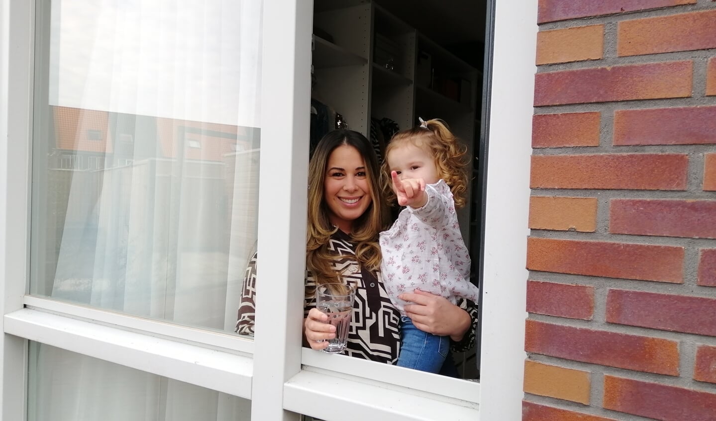 Bij gebrek aan een tuin of balkon stond Nathalie met haar nichtje Sienna om tien uur 's ochtends bij het raam.