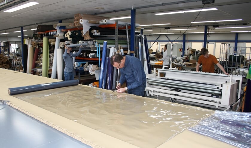 Bij ESVO Tenten uit Volendam zijn ze druk aan de slag om aan de vraag van de beschermingszeilen te voldoen.