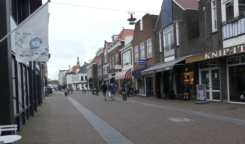 De Dubbele Buurt op zaterdag aan het einde van de ochtend. op een enkeling na blijven de ondernemers open.