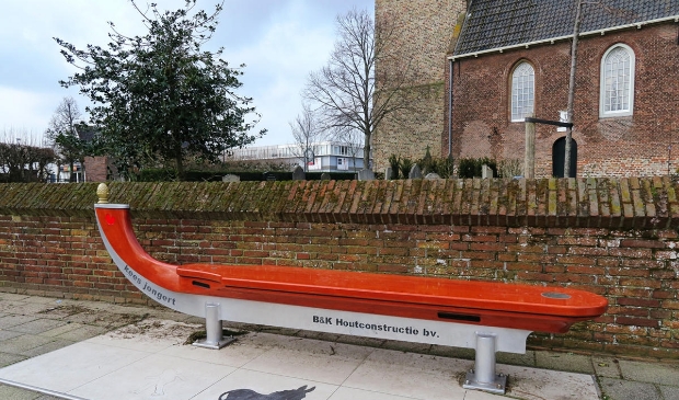 Bankjesparade Heemskerk heeft al verschillende kunstzinnige banken laten maken zoald deze Kees Jongert Schaatsbank.