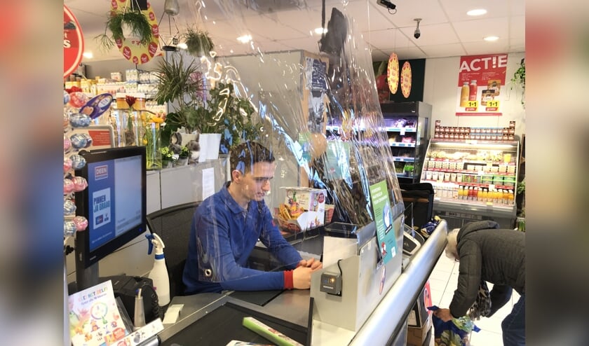 Chardy van Riel werkt bij DEEN op Marken sinds enkele dagen achter transparant plastic vanwege het coronavirus.