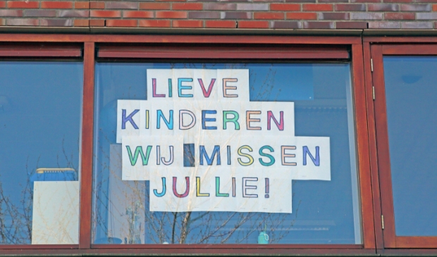 De juffen en meesters van obs Atalanta laten via een lieve tekst op het raam van de school weten dat ze aan de kinderen denken.