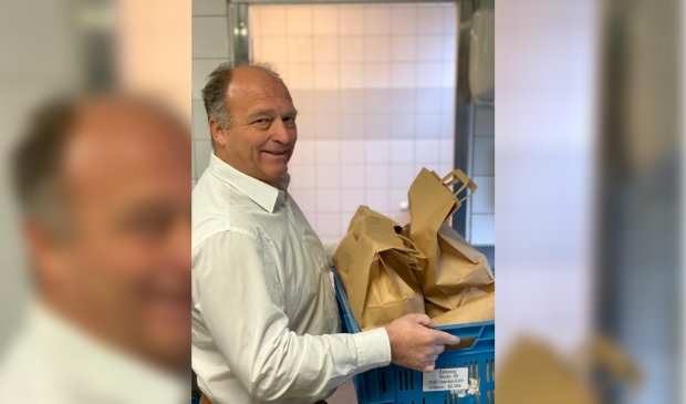 Handen uit de mouwen in de horeca, ook voor eigenaar Ruud Keinemans bij het leveren van thuismenu's.