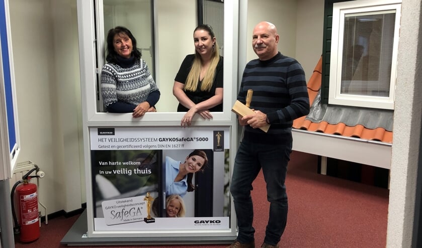 Dorien, Tessa en Marcel Mastenbroek bij de testopstelling van Gayko.