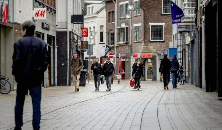 Het aantal passanten in winkelsteden nam in twee weken tijd gemiddeld met bijna 60 procent af.