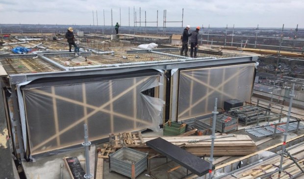 Het balkon met vide van het penthouse in aanbouw.