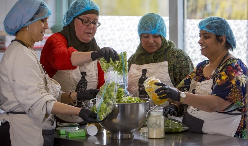 Koken voor kwetsbare ouderen Overdie. let op, foto is geënsceneerd en er wordt op ruime afstand van elkaar gekookt.