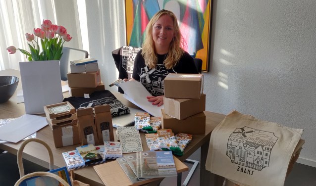 Miranda Nijman thuis tussen de webshop-artikelen.