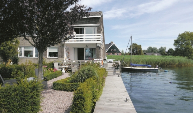 <p>Huis aan het Water. </p>