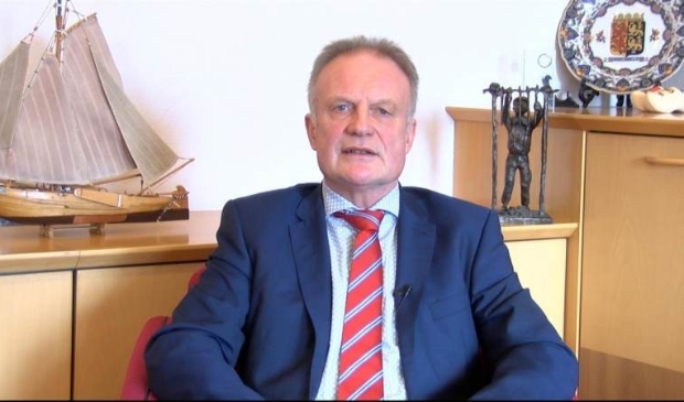 Burgemeester Heldoorn spreekt inwoners van Waterland toe over