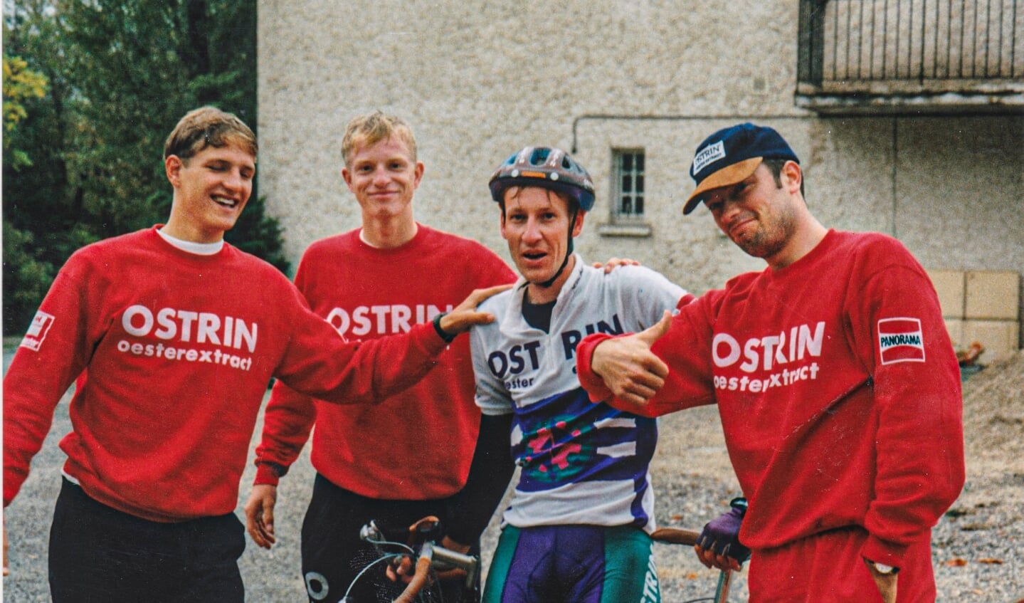 Kameraden. Bram Sikma, Willem Poelstra, fysiotherapeut Eric Wink en Yoeri Lissenberg in hun tijd bij Ostrin.