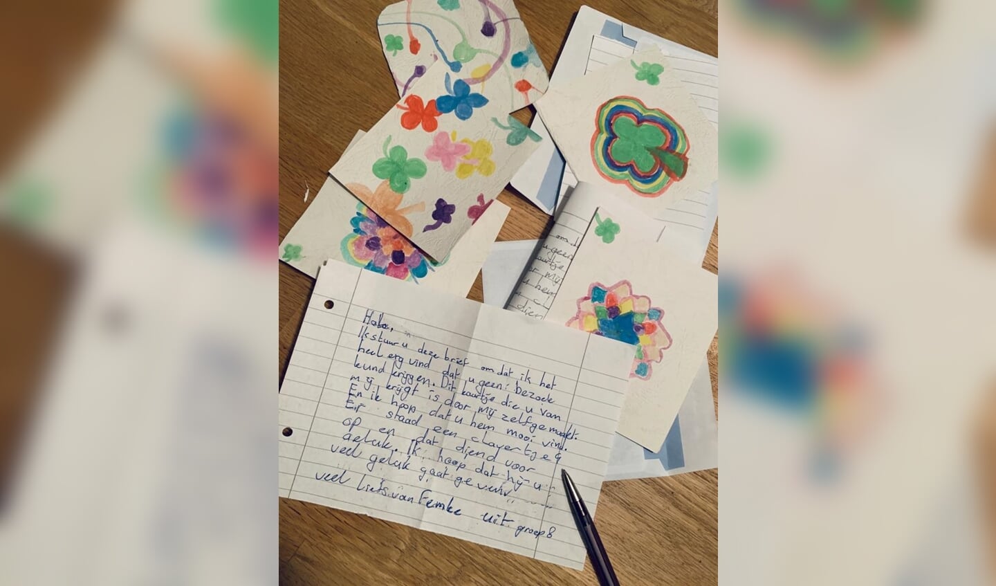 Kinderen uit groep 8 schrijven brieven aan ouderen die geen bezoek mogen ontvangen.