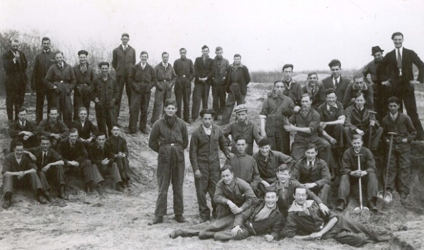 Een foto uit de jaren dertig: een groep Amsterdamse werklozen, even pauzerend tijdens terreinwerk in het duingebied.