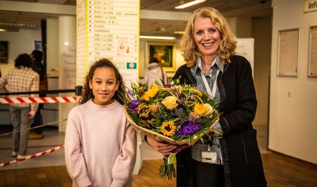 Cheryna overhandigde boeket aan 'De Held van Alkmaar'.