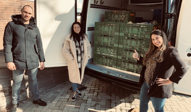 Nathalie (rechts) met Clint en Stella van Beter Kip voor de deur van de voedselbank. .