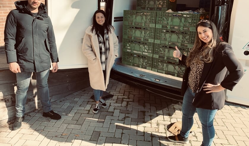 Nathalie (rechts) met Clint en Stella van Beter Kip voor de deur van de voedselbank. .
