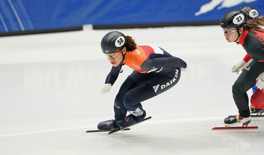Georgie Dalrymple snelt over het ijs in Dordrecht. ,,Er komen goede jonge rijdsters aan.'' Foto's Timsimaging)