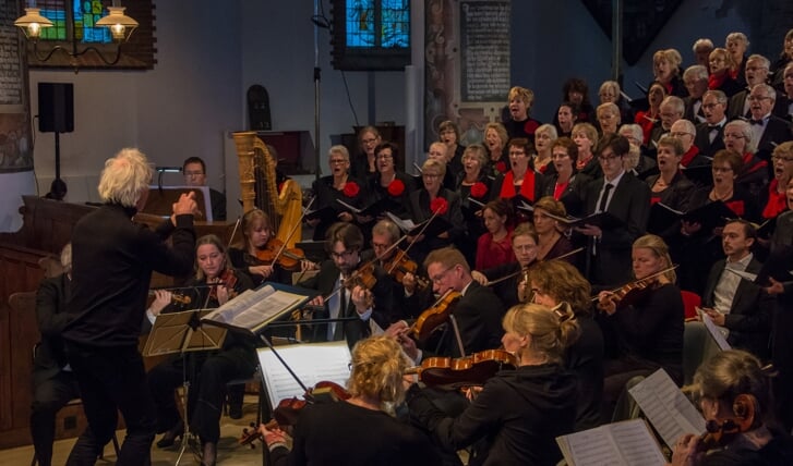 Honderd zangers en zangeressen, verenigd in het koor Medemalaca Vocali, treden op in de Bonifaciuskerk.