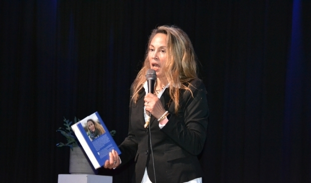 Marion Bloem tijdens de presentatie van haar boek Indo.