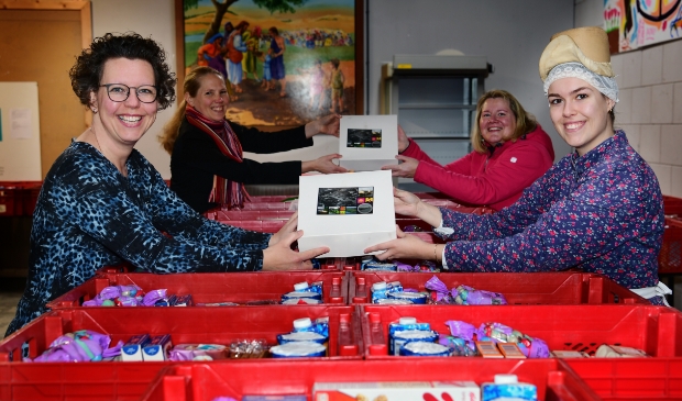 Anniek van Museum BroekerVeiling en Marieke Neesen van Lief Langedijk (rechts) overhandigen de eerste taarten aan Carla van Hoorn en Linda Strijbis van de Voedselbank Langedijk (links op de foto).