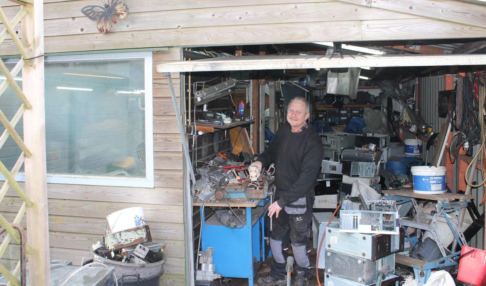 Jelle aan het werk in zijn garage waar hij alle apparaten uit elkaar haalt en oud ijzer verzamelt. 