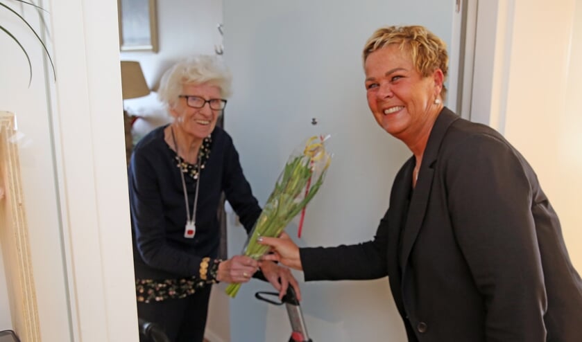 Enthousiasme bij de bewoners, die allemaal een bosjes bloemen kregen aangereikt.