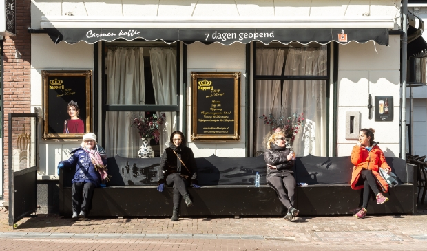 Deze vier dames vonden even een rustpuntje bij 't Hoedje van de Koningin. De geserveerde drankjes ontbraken, maar de anderhalve meter afstand bleven in stand.