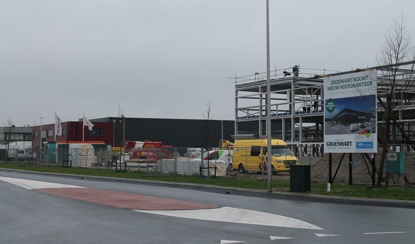 Baanstee Noord krijgt steeds meer bedrijvigheid. Thans wordt er had gewerkt aan de nieuwe hoofdvestiging van Groenhart, op de hoek van de Polderweg.