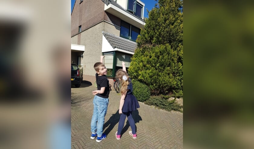 "Kijk daar zit een beer voor het raam!", roepen Maarten en Saar.