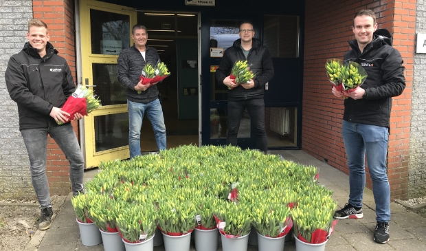 Hoe leuk is dat! Een bos tulpen voor alle medewerkers.