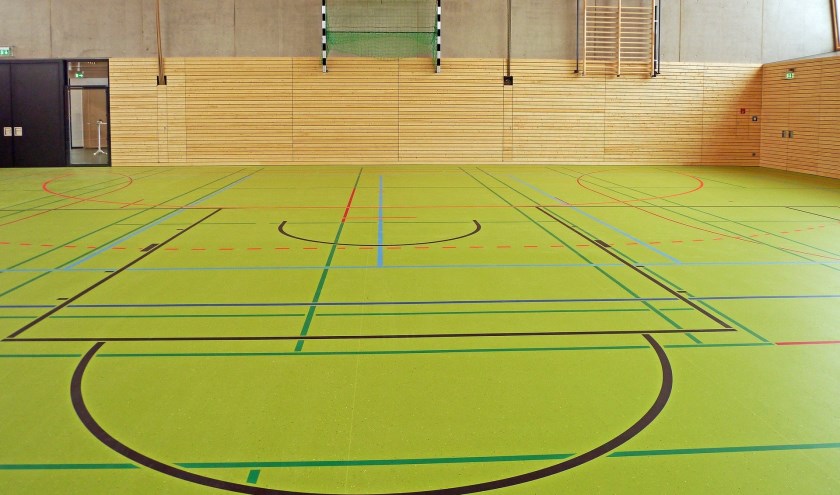 Een lege sporthal.