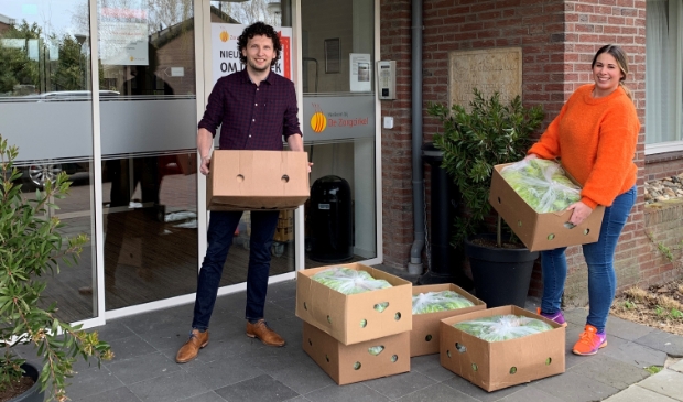 De actie van Nathalie neemt ongekende vormen aan. Nu heeft ze 1.800 kilo bananen uitgedeeld.