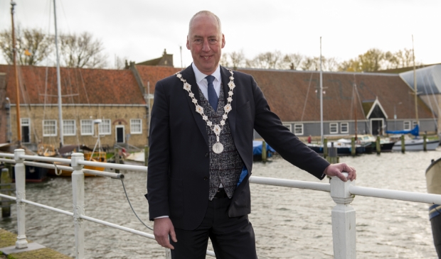 <p>Burgemeester van Zuijlen wordt behandeld voor kanker.</p>
