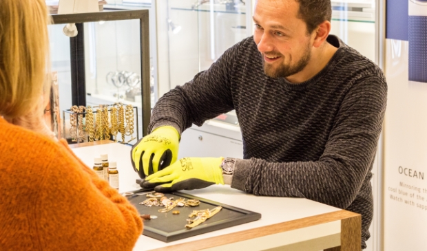 Julian Oosterloo aan het werk in zijn winkel in Monnickendam.