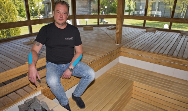 Zefan Wissink laat zien dat je in een 1,5 metermaatschappij niet met veel mensen in een sauna kunt zitten.
