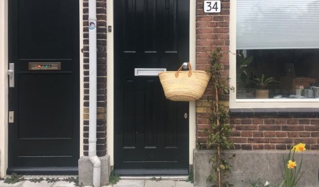 Een maaltijd hangt klaar aan de deurknop.
