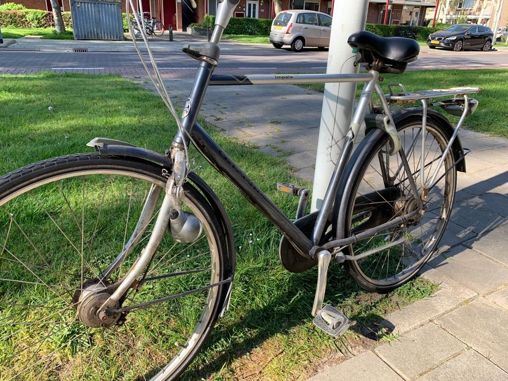 Fiets met kapot voorlicht, kan 's avonds voor de veiligheid beter niet de weg op.