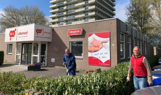 Tuinmannen Kan en Ton zijn druk in de weer voor een mooie tuin van Wij Allemaal.