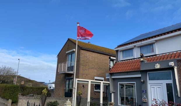 Vlag Met elkaar en voor elkaar wappert ook in Wijk aan Zee.