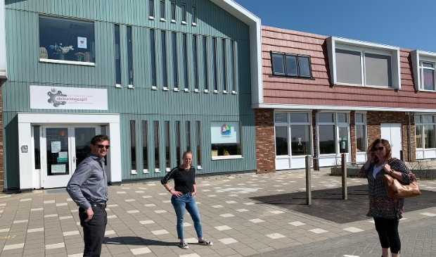 Wethouder Runderkamp (VVD) in overleg met de directie van de school in Oosthuizen. Vanwege de coronamaatregelen op gepaste afstand.