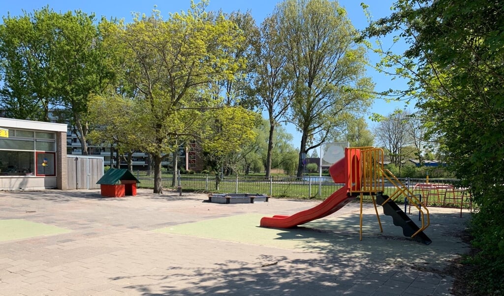 Een schoolplein waarop klasgenootjes straks weer samen buiten mogen spelen.