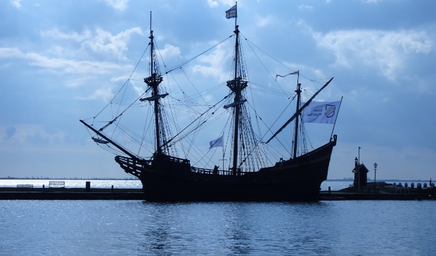 De Halve Maen ligt momenteel voor anker in de haven van Volendam