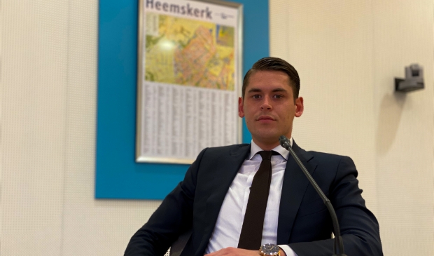 Raadslid Donny van den Berg in de raadszaal van de gemeente Heemskerk.