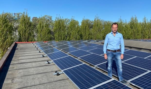 Stefan During van Maru Systems is weer een dagje mee het dak op.