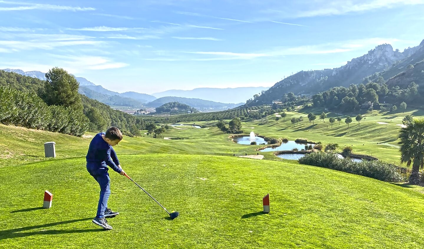 Jesse slaat af op de golfbaan in Spanje.