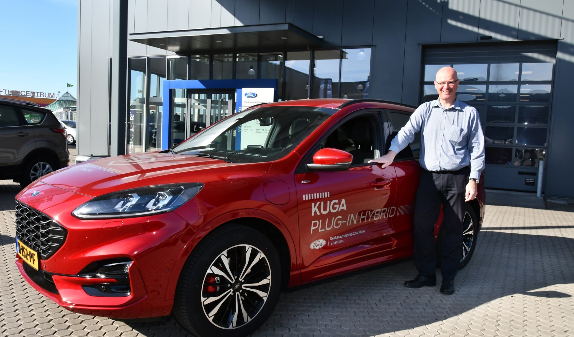 Verkoopadviseur Bert Ploeg van Dekkerautogroep, de Ford dealer met acht vestigingen door heel Noord-Holland, bij de nieuwe Kuga. 