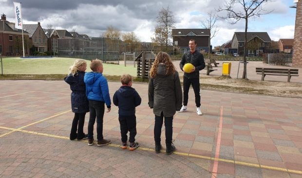 Lekker naar buiten met 'meester' Tim, die allemaal leuke spellen bedenkt.