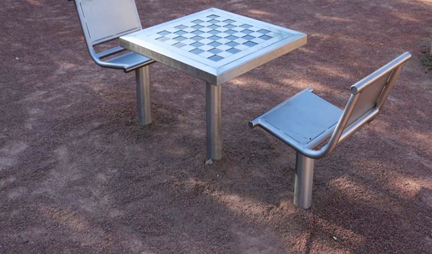 Voorbeeld van een buiten schaaktafel.