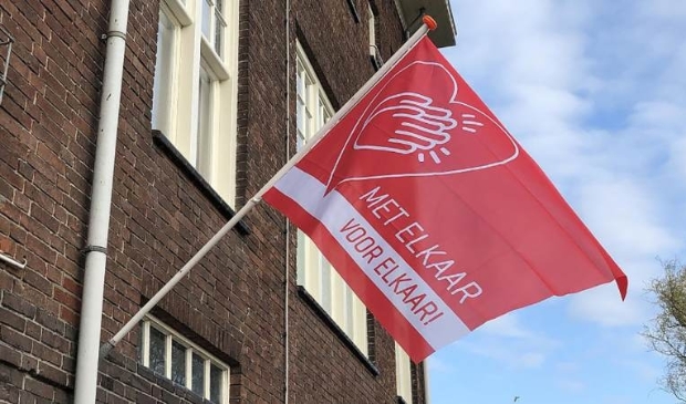 Aan de brandweerkazerne aan de Buurterstraat op Marken wappert ook de 'Coronavlag'.